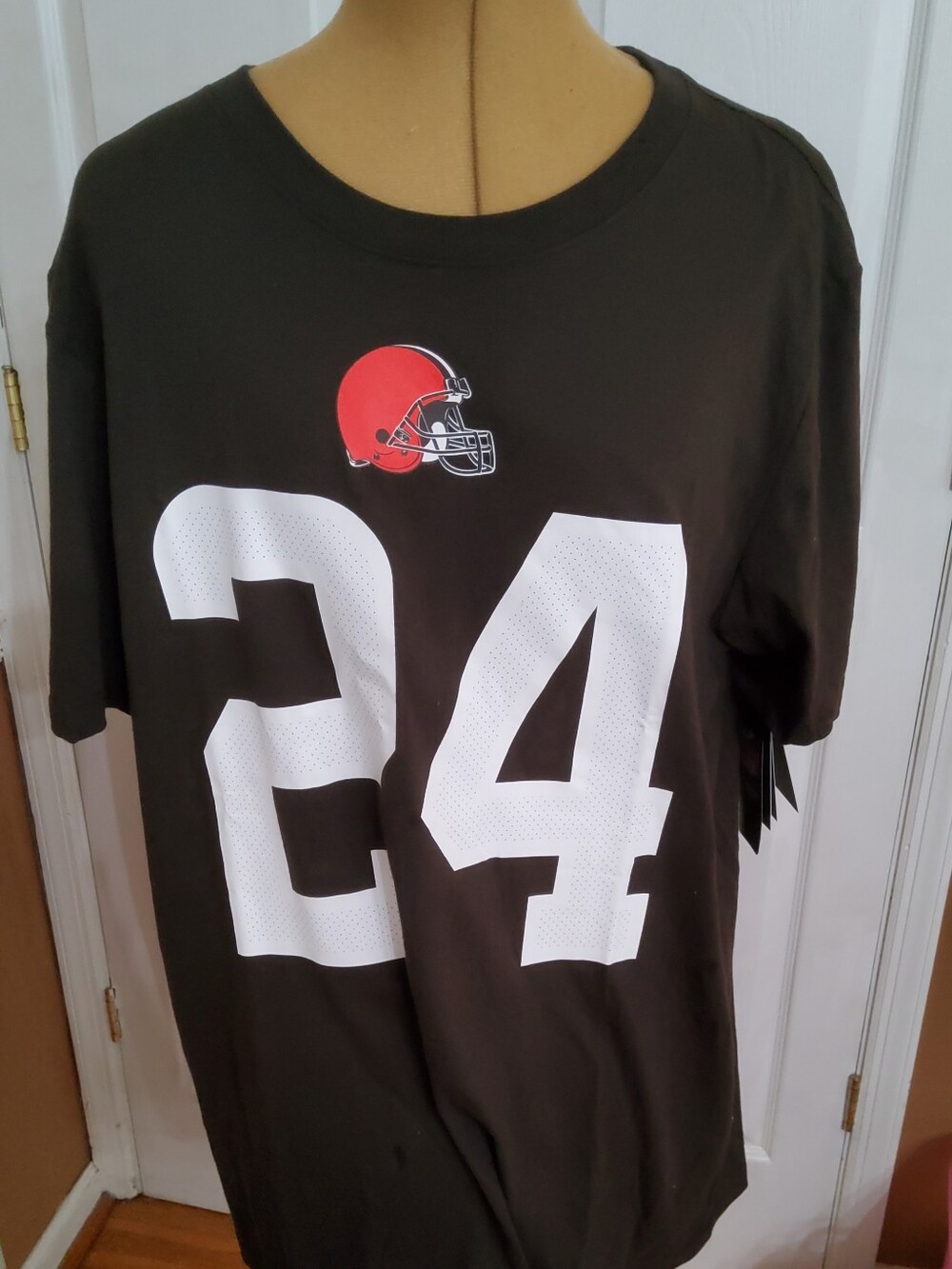 Nike Cleveland Browns Nick Chubb #24 T-Shirt Jersey – Men’s Large – New With Tag